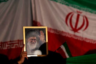 Prosvjednici su se okupili ispred Bijele kuće kako bi prosvjedovali protiv napada na Iran 2. ožujka 2026. u Washingtonu, DC